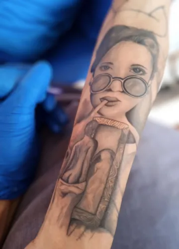 Garota com Óculos - Retratos - Artvier Tattoo