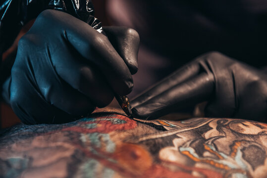 Artista tatuando